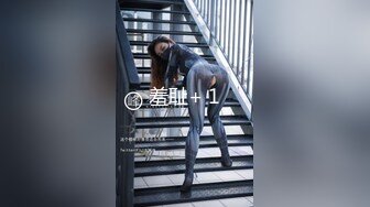 国人大哥跟黑鬼激情4P两个风骚小妹，黑丝情趣露脸舔弄黑鬼大鸡巴，逼逼特写淫水多多粉嫩，多体位爆草蹂躏