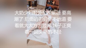 大奶少妇野外全裸紫薇 要高潮了 后面的哥们你不地道 要看就大大方方过来 妹子正爽着一回头吓的不轻